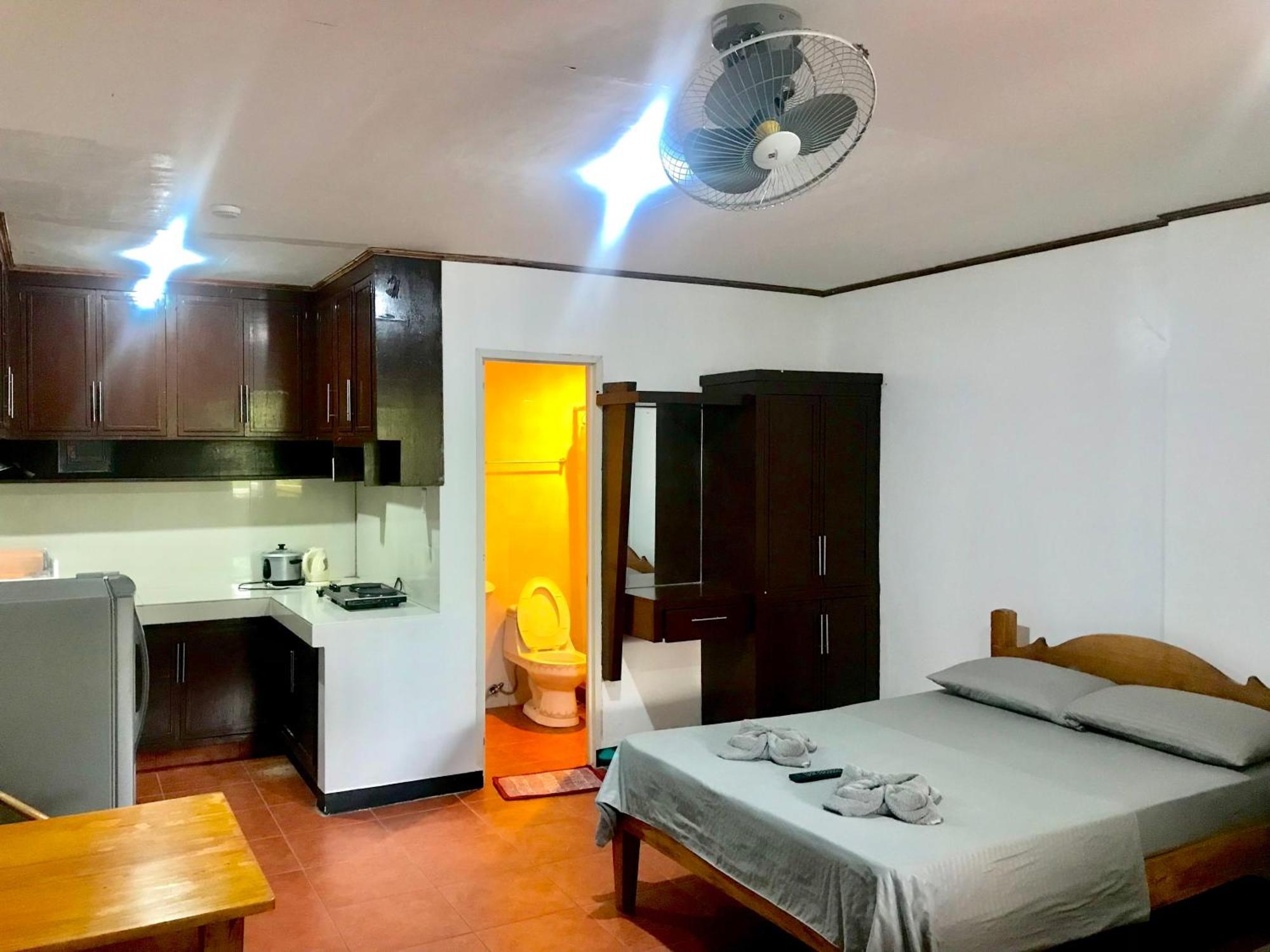 Badladz Staycation Condos Puerto Galera Exterior foto